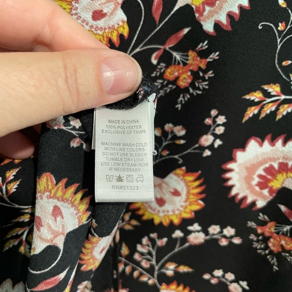 I State women’s black floral short sleeve top with lace inserts.  Size M - Picture 6 of 6